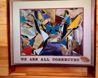 Könnte beinhalten: Ein gerahmtes Mosaik-Kunstwerk mit einem farbenfrohen abstrakten Design aus Glasstücken. Das Kunstwerk hat einen braunen Holzrahmen und der Text "WE ARE ALL CONNECTED" ist unter dem Mosaik geschrieben.