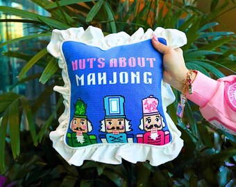 Poduszka do haftu igłowego Nuts for Mahjong