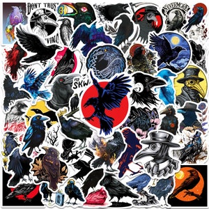 Könnte beinhalten: Eine Sammlung von 50 schwarzen Raben-Stickern mit verschiedenen Designs, darunter ein Rabe mit einem Schädel, ein Rabe mit einer Sense, ein Rabe mit einem Herzen und ein Rabe mit einer Krone. Die Sticker sind alle schwarzweiß und haben einen Vintage-Look. Die Sticker sind perfekt, um Ihrem Laptop, Ihrer Wasserflasche oder Ihrem Notizbuch einen Hauch von Gothic-Stil zu verleihen.