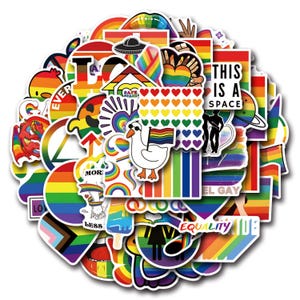 Può includere: Una collezione di adesivi colorati con vari disegni, tra cui arcobaleni, cuori e testo. Gli adesivi presentano simboli e frasi dell'orgoglio LGBTQ+, su sfondo bianco. Alcuni adesivi mostrano un'oca dei cartoni animati con una bandiera arcobaleno.