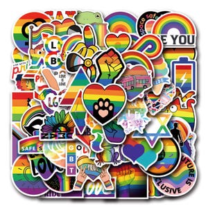 Könnte beinhalten: Eine Sammlung bunter Aufkleber mit verschiedenen Designs, darunter Regenbogen, Herzen und Text. Die Aufkleber zeigen leuchtende Regenbogenfarben und Symbole, die mit der LGBTQ+-Pride verbunden sind, wie Flaggen, Herzen und das Peace-Zeichen.
