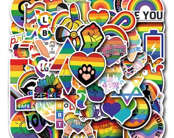 Puede incluir: Una colección de pegatinas coloridas con varios diseños, incluyendo arcoíris, corazones y texto. Las pegatinas presentan colores vibrantes del arcoíris y símbolos asociados con el orgullo LGBTQ+, como banderas, corazones y el signo de la paz.