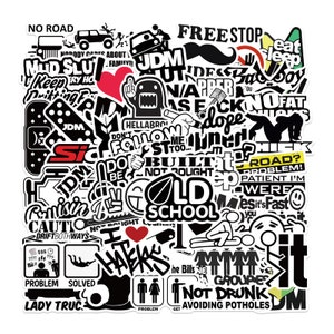 Könnte beinhalten: Eine Sammlung von schwarzen und weißen Aufklebern mit verschiedenen Sprüchen und Designs, darunter "JDM", "Freier Stopp", "Old School", "Drift Both Ways", "Problem gelöst" und "Nicht betrunken Schlaglöcher vermeiden".