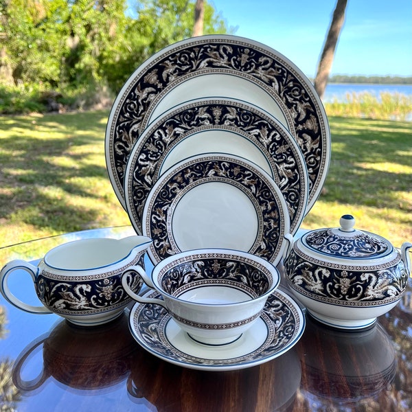 Vintage Wedgwood "Florentine" Bone China in Dark Blue (W1956) - Offered by Individual Piece