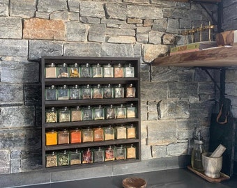 Czarny stojak na przyprawy zawierający 40 szklanych słoików na przyprawy