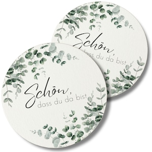 Posavasos MAVANTO 40/80 Es bueno que estés aquí: posavasos redondos impresos por ambos lados, ideales como decoración de mesa para bodas, cumpleaños y bautizos.