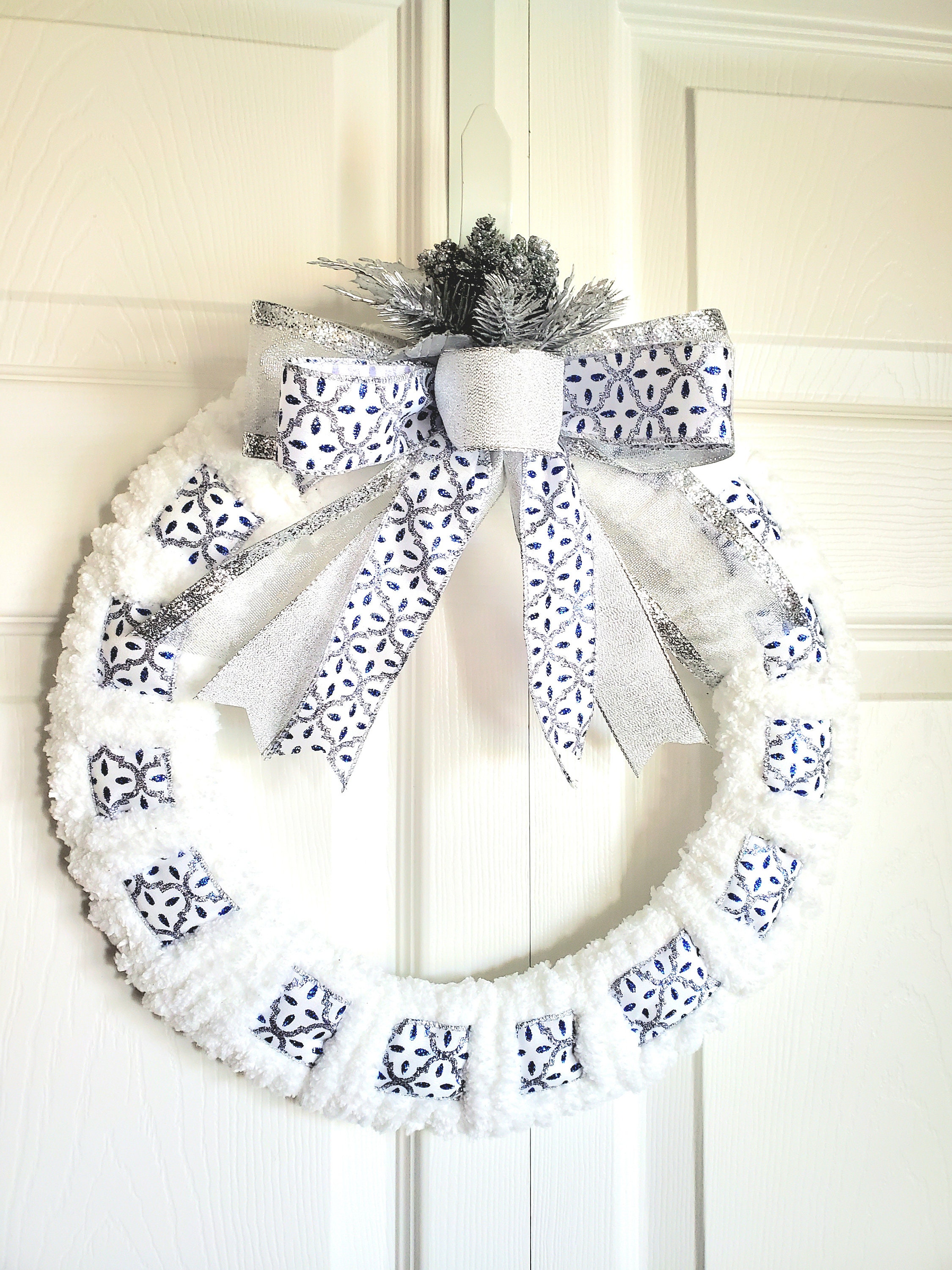 A Pretty Yarn Wreath - Decorchick!