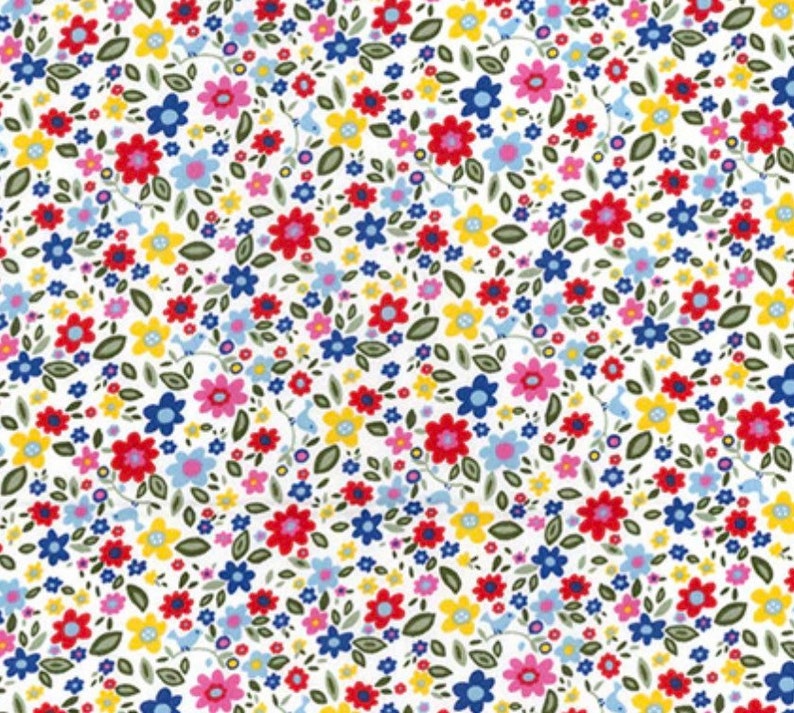 Pode incluir: Um fundo branco com um padr&atilde;o repetitivo de pequenas flores coloridas. As flores s&atilde;o em tons de vermelho, rosa, azul, amarelo e verde. Tamb&eacute;m h&aacute; pequenos p&aacute;ssaros azuis espalhados por todo o padr&atilde;o.