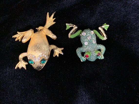 Vintage Gold Tone and Articulating Frog Brooches.… - image 2