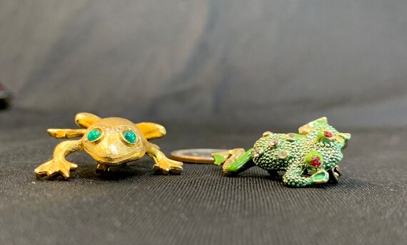 Vintage Gold Tone and Articulating Frog Brooches.… - image 4