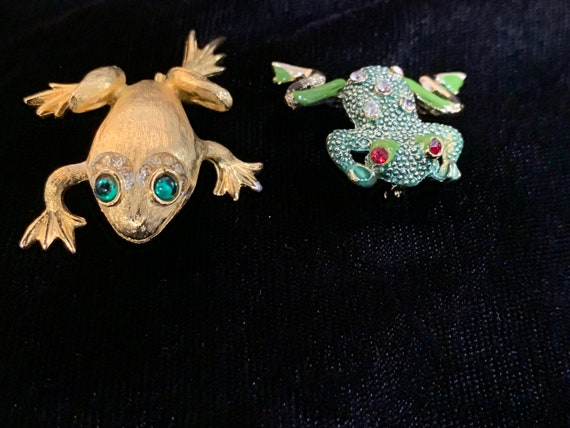 Vintage Gold Tone and Articulating Frog Brooches.… - image 7