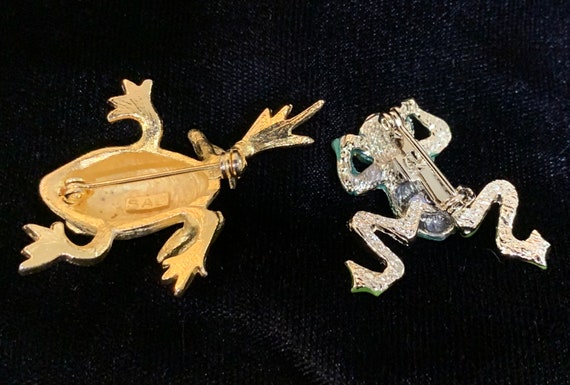 Vintage Gold Tone and Articulating Frog Brooches.… - image 8