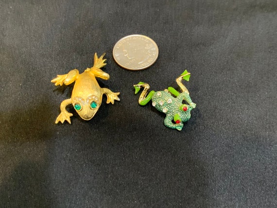 Vintage Gold Tone and Articulating Frog Brooches.… - image 5