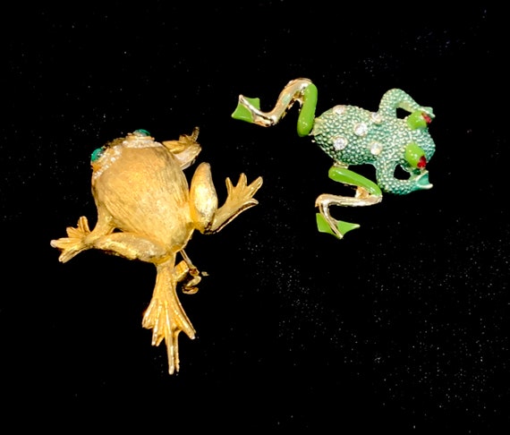 Vintage Gold Tone and Articulating Frog Brooches.… - image 3