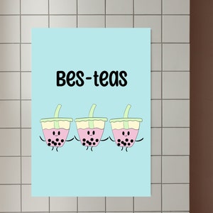 Peut inclure: Une affiche bleu clair avec le texte "Bes-teas" en noir. Trois tasses de bubble tea dessinées avec du liquide rose, des boba noirs et des pailles vertes sourient et se tiennent la main.
