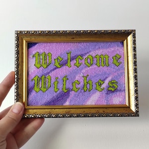 Arte em ponto cruz "Bem-vindas, Bruxas", Placa de boas-vindas bem-humorada, Decoração encantadora para o seu canto do caldeirão, Arte de parede engraçada, Decoração de parede encantadora