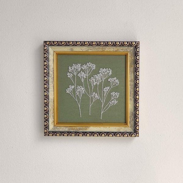 Minimalistische Schafgarbe Stickerei Kunst, gerahmte handbestickte Schafgarbe Wandkunst, Salbeigrün Cottagecore Kunst, Wildblumen botanische Wanddekoration
