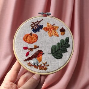 Fertige Herbst Stickerei, Herbst Dekor, rustikaler Stil, Rotkehlchen Vogel, Eiche, Blatt, Ahorn, Blatt, Eichel, Beerenzweige, handgemachtes Geschenk, Wandbehang