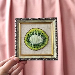 Ricamo a forma di fetta di kiwi, kiwi ricamato a mano, arte culinaria colorata, grazioso arredo da cucina, regalo di arte tessile per la mamma, 10x10 cm