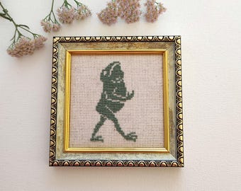 4'‘- 4’' Cross Stitch Frog, Cute Bathroom Art, Small  Fanky Wall Art, Pastel Art  Wall Shelf, Funny Bathroom Decor, Lake House Decor for Him