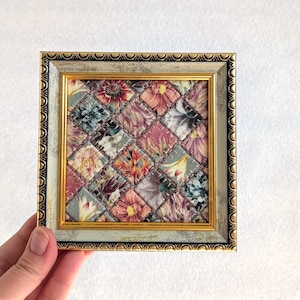 Art mural en patchwork encadré, art textile de courtepointe en tissu vintage, décoration d'intérieur bohème chic, photo mosaïque en tissu floral fait main, cadeau Cottagecore