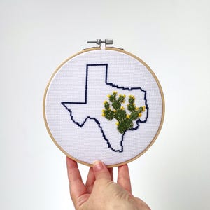 Carte de l'état du Texas, cactus au point de croix du Texas, Opuntia mini cactus, décoration brodée dans un cercle de 6 pouces, cadeau pour amis pour décoration d'intérieur