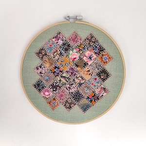 Quilt patchwork floreale con telaio, decorazione Cottagecore fatta a mano