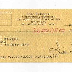Puede incluir: Un cheque amarillo de 22,95 $ del City National Bank, fechado el 27 de junio de 1978, a nombre de Robinson's Post Office Box 54813, Terminal Annex, Los Ángeles, California 90054. El cheque está firmado por Lisa Hartman, % De Thomas & Associates, 1801 Avenue of the Stars, No. 625, Los Ángeles, Calif. 90067.