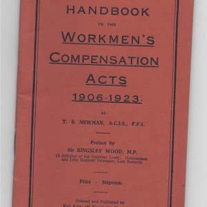 Pode incluir: Uma capa vermelha de um manual para as Leis de Compensação de Trabalhadores de 1906-1923. O manual foi escrito por T.S. Newman, A.C.I.S., F.F.I. e tem um prefácio de Sir Kingsley Wood, M.P.