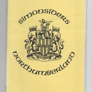 Könnte beinhalten: Ein gelbes Flugblatt mit einem schwarz-weißen Wappen, das einen Löwen, ein Schloss und den Text "NORTHUMBERLAND" zeigt. Der Text "SIMONSIDERS NORTHUMBERLAND" ist kreisförmig um das Wappen herum geschrieben.