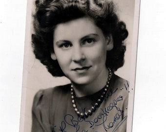 Marjorie Gwendolen Thomas. 1923-2008. Opera Singer. Signed postcard photo. early 1950s