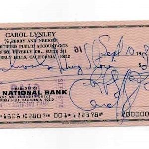 Puede incluir: Un cheque rosa de City National Bank, fechado el 10 de septiembre de 1989, a nombre de Carol Lynley, % Perry and Neidorf, Certified Public Accountants, 315 S. Beverly Dr., Suite 211, Beverly Hills, California 90212, por $250.00.