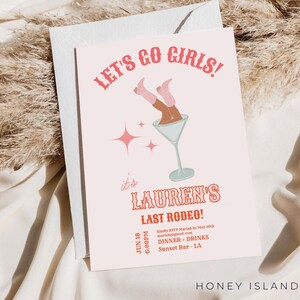 Puede incluir: Una tarjeta de invitaci&oacute;n rosa y blanca con el texto "Let's Go Girls!" y "It's Lauren's Last Rodeo!" La tarjeta presenta una ilustraci&oacute;n de dibujos animados de piernas de mujer con botas de vaquero rosas que sobresalen de una copa de martini. El texto tambi&eacute;n incluye la fecha, la hora y la ubicaci&oacute;n del evento: "Jun 18, 6:00PM, Dinner - Drinks, Sunset Bar - LA."