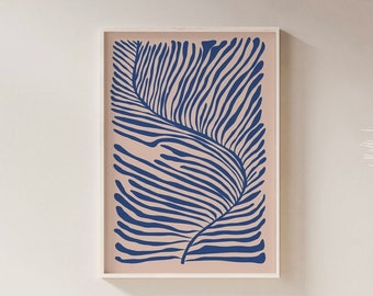 Peut inclure: Une impression encadrée d'un motif de feuille stylisé bleu sur fond rose clair. L'impression est accrochée à un mur blanc au-dessus d'un meuble en bois clair avec un vase blanc contenant de l'herbe de la pampa séchée.