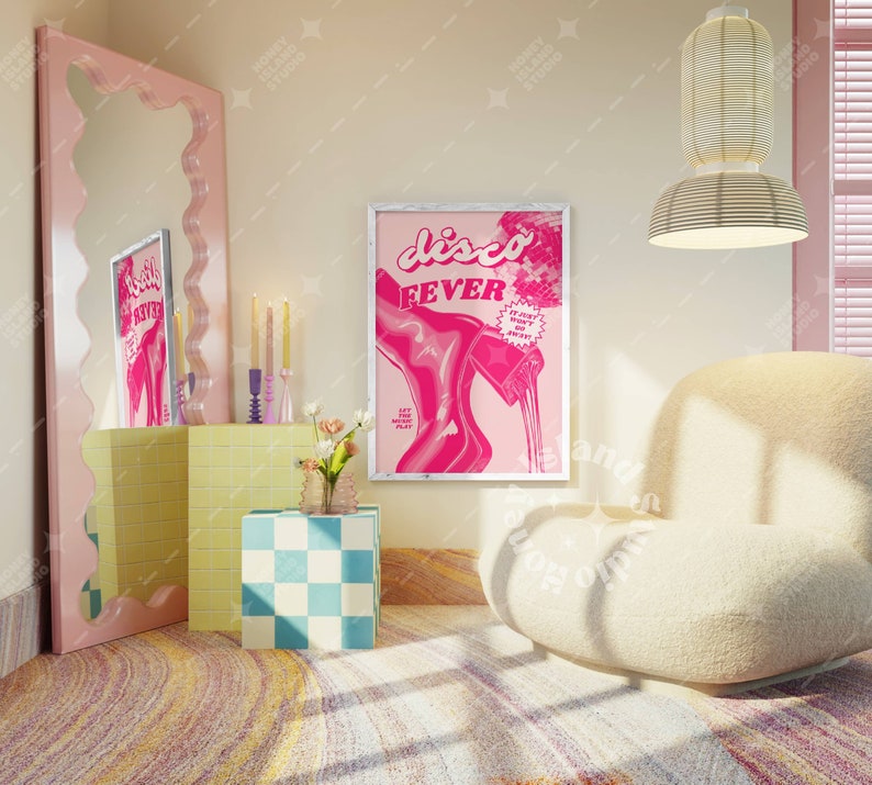 Puede incluir: Un p&oacute;ster rosa y blanco con el texto "disco fever" y un zapato de tac&oacute;n rosa con un l&iacute;quido rosa que sale de &eacute;l. El p&oacute;ster est&aacute; colgado en una pared rosa con una silla blanca y esponjosa delante.