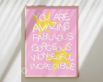 Peut inclure: Une impression encadrée rose avec un fond blanc et des étoiles jaunes. Le texte sur l'impression est "You are amazing fabulous gorgeous wonderful incredible".