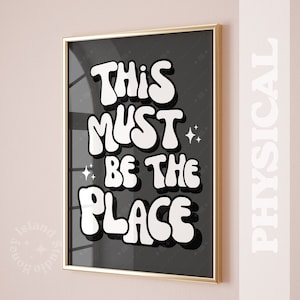 Este debe ser el lugar ideal para arte de pared moderno, decoración de pared moderna, decoración de dormitorio preppy, impresiones retro modernas y funky, póster en blanco y negro, impresión retro de los años 70