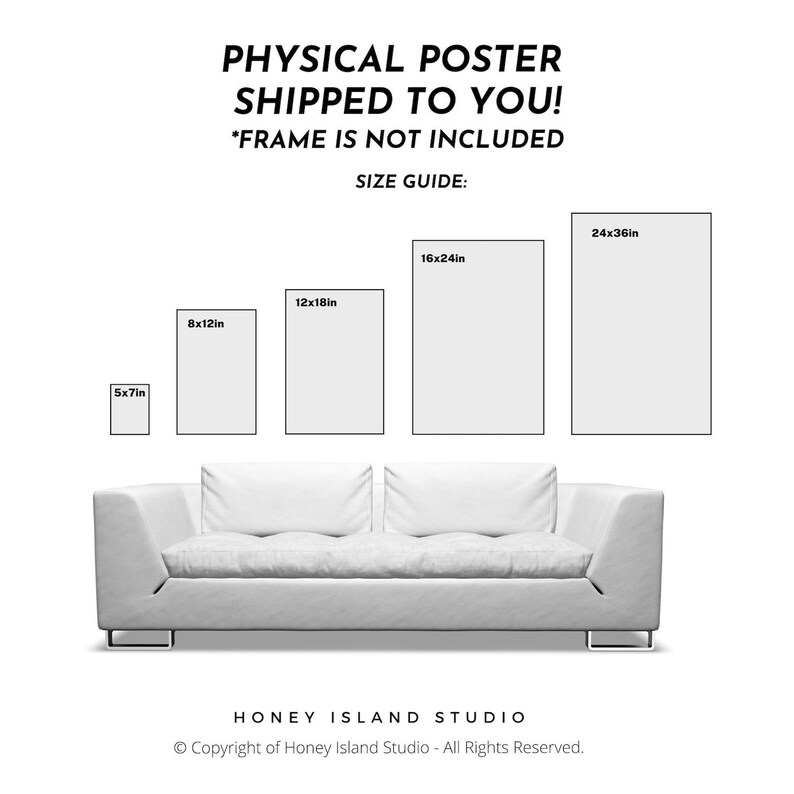 Peut inclure: Un guide des tailles pour les affiches physiques, montrant diff&eacute;rentes tailles d'affiches sur un canap&eacute; blanc. Les tailles sont 5x7 pouces, 8x12 pouces, 12x18 pouces, 16x24 pouces et 24x36 pouces. Le texte "PHYSICAL POSTER SHIPPED TO YOU! *FRAME IS NOT INCLUDED SIZE GUIDE:" est en haut de l'image. Le texte "HONEY ISLAND STUDIO Copyright of Honey Island Studio - All Rights Reserved." est en bas de l'image.