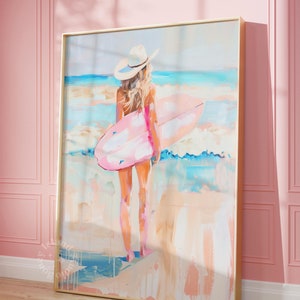 Puede incluir: Una pintura de una mujer con un sombrero blanco de pie en una playa con una tabla de surf rosa. La pintura está hecha en un estilo suelto e impresionista con colores brillantes.