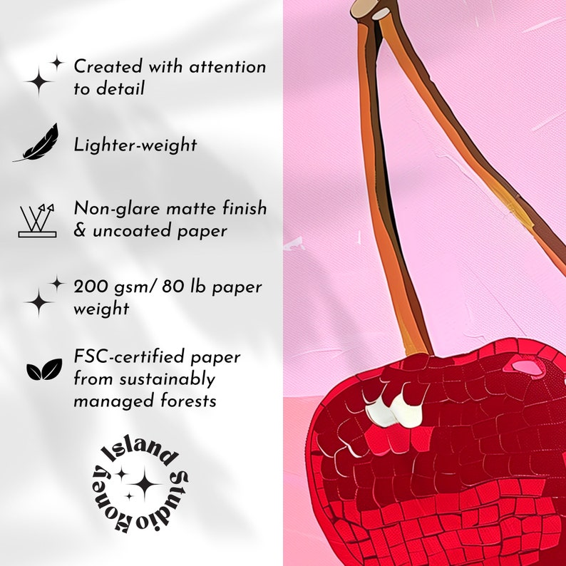 以下が含まれることがあります： ピンクの背景に緑の茎のついた赤いサクランボ。画像の左下隅に「Island Studio Honey」の文字。画像の左側に「細部にまでこだわって作られています」「軽量」「非光沢マット仕上げ＆無地紙」「200gsm/80lb紙」「FSC認証紙 持続可能な森林から」の文字があります。