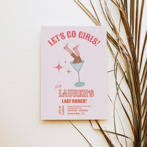 Puede incluir: Una tarjeta de invitaci&oacute;n rosa y blanca con el texto "Let's Go Girls!" y "It's Lauren's Last Rodeo!" con una ilustraci&oacute;n de dibujos animados de piernas de mujer con botas de vaquero que sobresalen de una copa de martini. La invitaci&oacute;n incluye la fecha y la hora del evento, el 18 de junio a las 6:00 PM, y la informaci&oacute;n de RSVP.