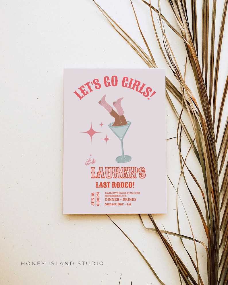 Puede incluir: Una tarjeta de invitaci&oacute;n rosa y blanca con el texto "Let's Go Girls!" y "It's Lauren's Last Rodeo!" con una ilustraci&oacute;n de dibujos animados de piernas de mujer con botas de vaquero que sobresalen de una copa de martini. La invitaci&oacute;n incluye la fecha y la hora del evento, el 18 de junio a las 6:00 PM, y la informaci&oacute;n de RSVP.