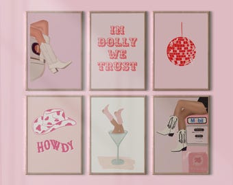 Può includere: Sei stampe incorniciate rosa con diverse immagini. La fila superiore presenta una donna con stivali da cowboy, una stampa con il testo "In Dolly We Trust" e una palla da discoteca rossa. La fila inferiore presenta un cappello da cowboy con cuori rosa, le gambe di una donna in un bicchiere da martini e una donna con stivali da cowboy seduta a una pompa di benzina.