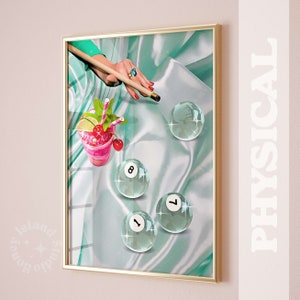 Impresión de billar retro, mujer jugando al billar en verde, impresión de pared de bola 8, bebidas de billar retro, impresión de póster retro, arte de pared de mujer jugando al billar.