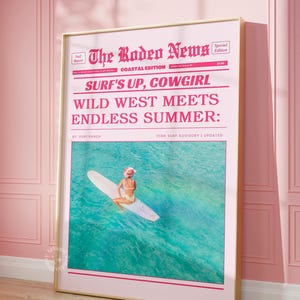 Impresión de periódico de vaquera costera, póster de vaquera de noticias de rodeo, estética retro vintage, decoración maximalista, arte de pared preppy, decoración de dormitorio rosa sin marco