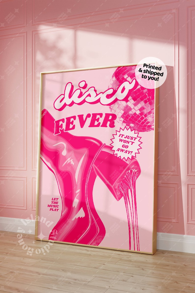Puede incluir: Un p&oacute;ster rosa y blanco con el texto "disco FEVER" en una fuente blanca en negrita. El p&oacute;ster presenta un zapato rosa de tac&oacute;n alto con un efecto de goteo y el texto "IT JUST WON'T GO AWAY!" en un c&iacute;rculo blanco.