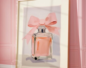 Può includere: Un flacone di profumo rosa con un grande fiocco rosa in cima. Il flacone è su uno sfondo bianco.