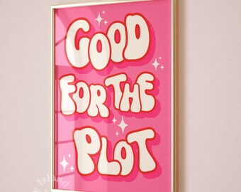 Può includere: Una stampa incorniciata rosa con il testo "GOOD FOR THE PLOT" in bianco con un contorno rosso. Il testo è in un font retrò e rigonfio. Ci sono piccole stelle bianche sparse intorno al testo.