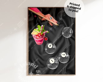 Peut inclure: Un billard en feutre noir avec un cocktail rose et trois boules de billard. Les boules sont numérotées 1, 1 et 8. Le cocktail est garni d'un quartier de citron vert, de cerises et de pailles.