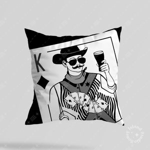 Cojín cuadrado con diseño de rey de ases en blanco y negro. Cerveza vaquera. Decoración con cartas de póquer del oeste.